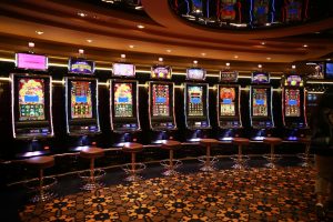Giao diện trò chơi nổ hũ với biểu tượng jackpot và vòng quay nhiều màu sắc